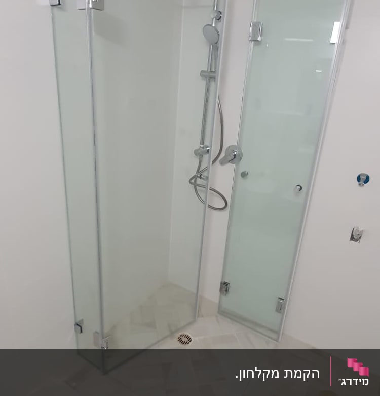 מקלחון זכוכית עם ראש מקלחת עגול